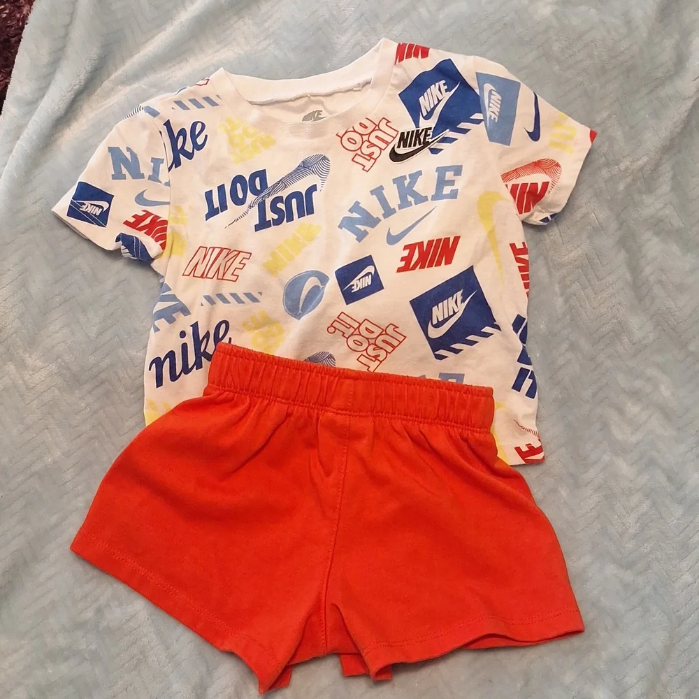 Nike little boy 2-pc short set, size 12months. Lt Crimson